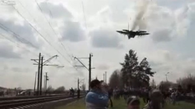 بالفيديو ..  طائرة حربية تخيف الناس بتحليق على ارتفاع منخفض و سرعة عالية