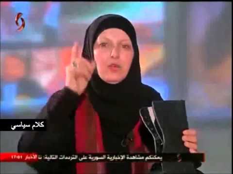 بالفيديو ..  اعلامية تونسية تقبل على الهواء بسطار جندي سوري