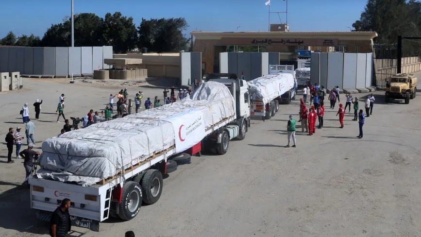 إدخال 14 شاحنة مساعدات جديدة إلى غزة
