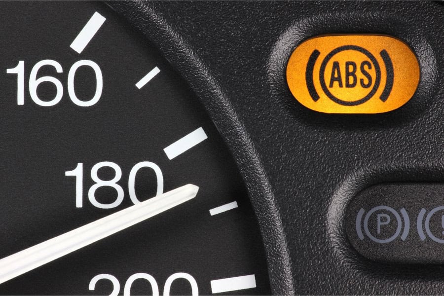 لماذا تضيء لمبة ABS على لوحة العدادات؟ ثلاثة أسباب رئيسية