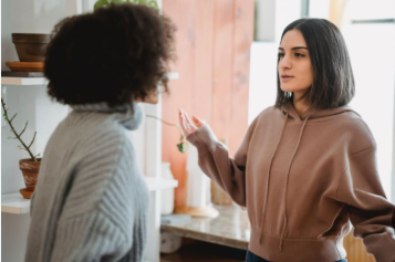 زوجة أخي تفتعل المشاكل بيني وبين أخي وتؤذيني بكلامها!