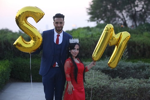 بالصور ..  قصة حب سارة ومحمد تحدت فرق الطول والعمر والتنمر