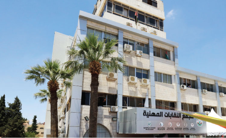 نقباء سابقون: المشاكل المالية تشغل النقابات عن الهم الوطني