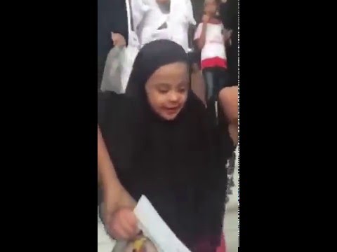 فيديو "مؤثر" لطفلة معاقة ذهنيًّا تُشاهد الكعبة لأول مرة