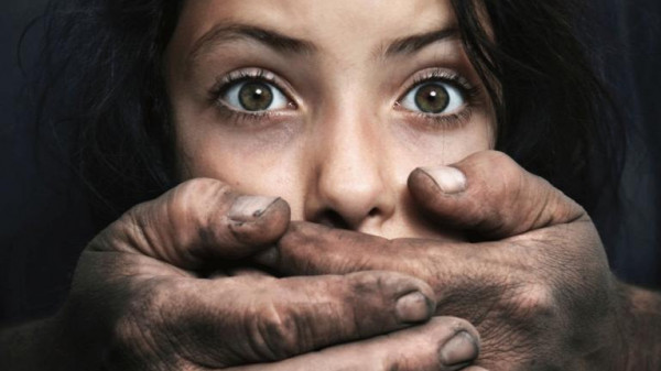 بعد ارتكابة (37) جرما  ..  شرطي بريطاني يغتصب فتاة صغيرة بمقعد سيارته الخلفي أثناء عمله 