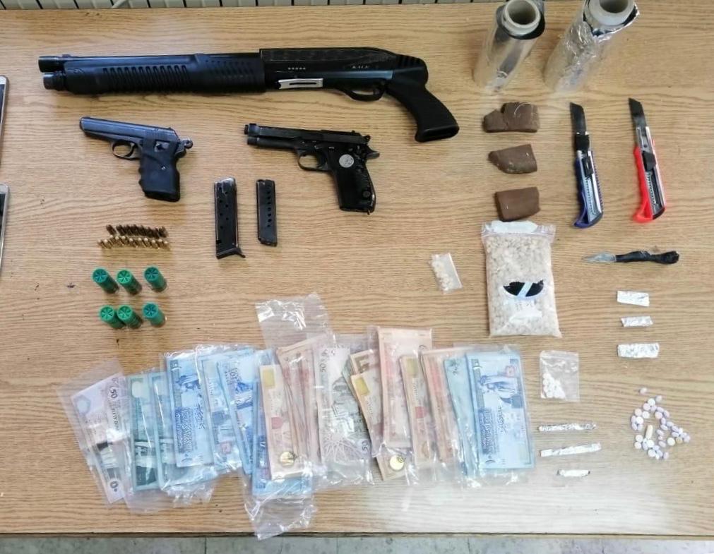 القبض على (14) مروجاً وكميات من المخدرات وأسلحة بمداهمتين في سحاب و الظليل  ..  صور