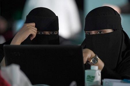 السعودية تنفي تسهيل مراقبة النساء