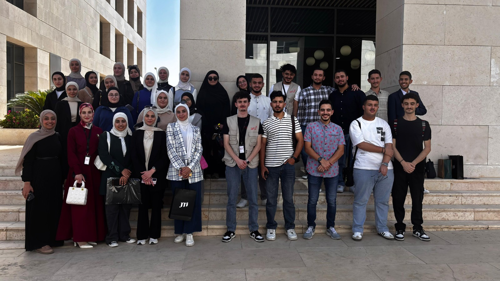 جامعة الزرقاء تشارك في "اليوم الوظيفي" بجامعة الحسين التقنية 