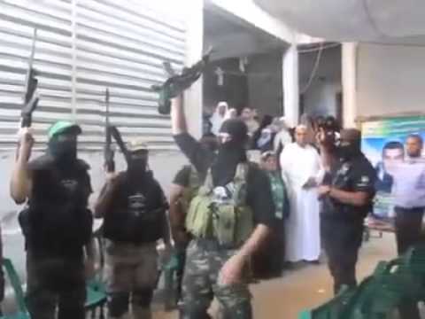 بالفيديو : مشاهد مؤثرة من زيارة كتائب القسام لمنزل الشهيد سلمان الحرازين