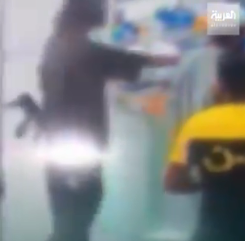 بالفيديو ..  سعودي يقتحم متجرا بالسلاح في الرياض