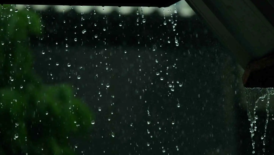 تفسير حلم المطر دون بلل وعلاقته بالنجاة من الأزمات