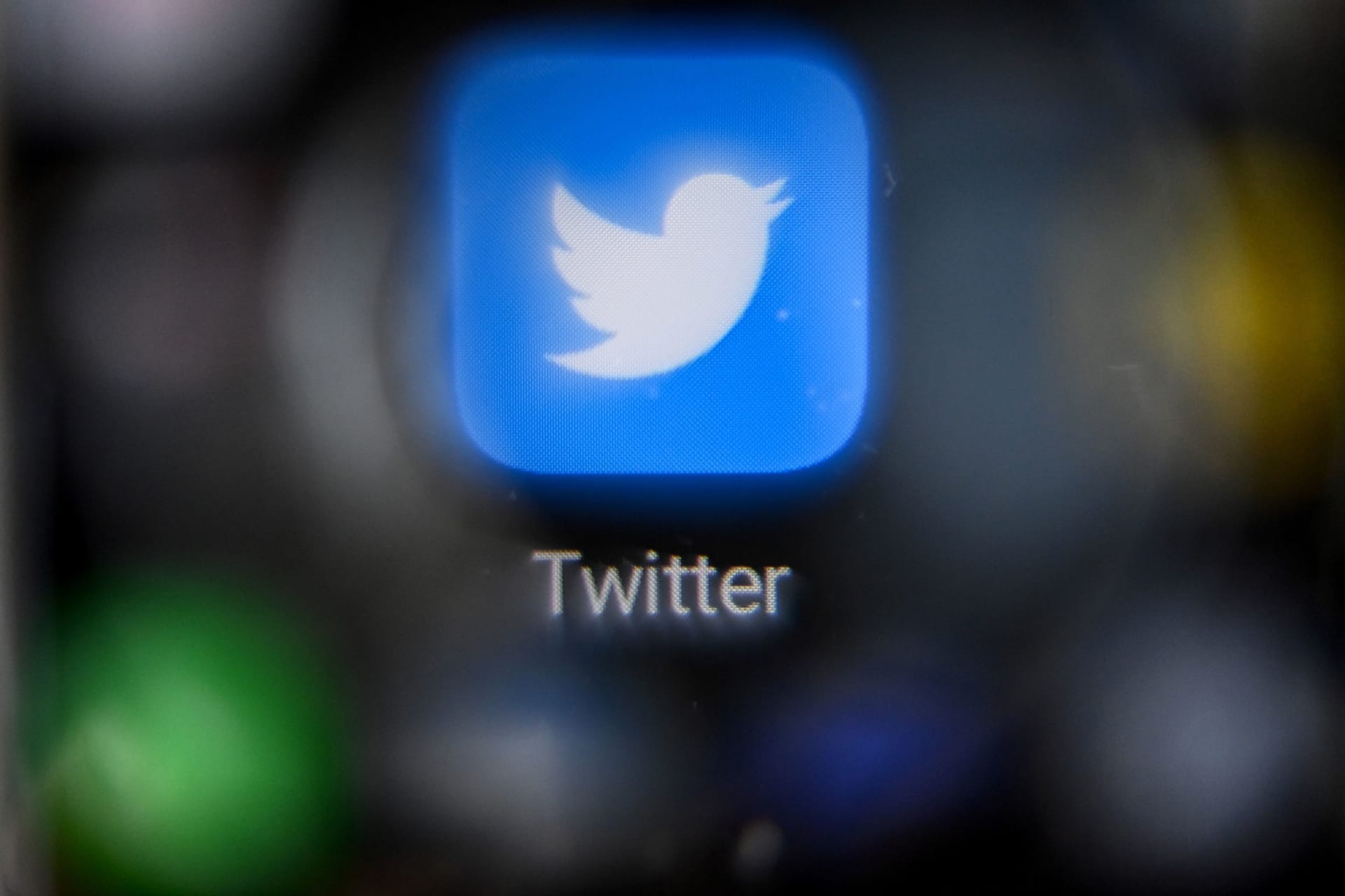 "تويتر": نحذف أكثر من مليون حساب مزيف يوميا