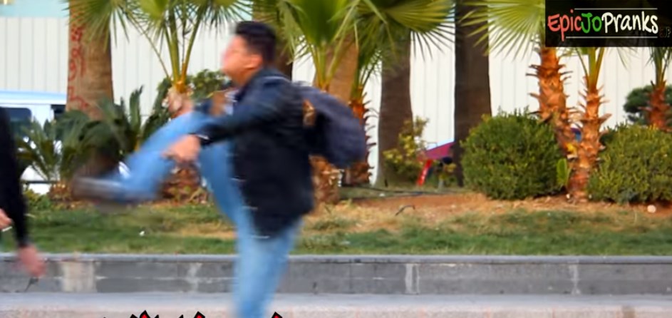 مقلب خطف الناس!!!  ..  "فيديو عنيف"