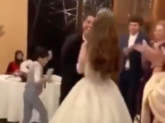 بالفيديو و الصور  ..  محمد عساف في اتصال هاتفي: هذه الفتاة ليست زوجتي  ..  ماذا قصد نجم العرب؟