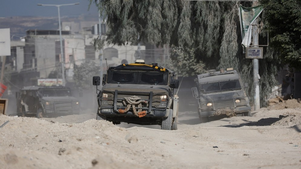 الاحتلال يعتقل 30 فلسطينيًا على الأقل من الضّفة