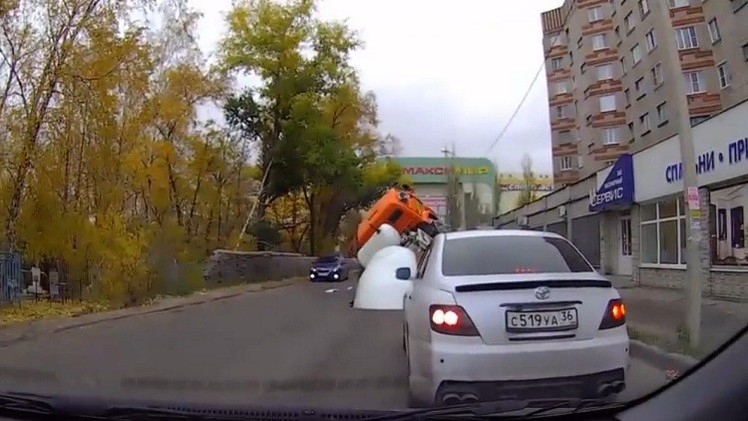 بالفيديو ..  شارع يبتلع خلاط خرسانة في فورونيج الروسية