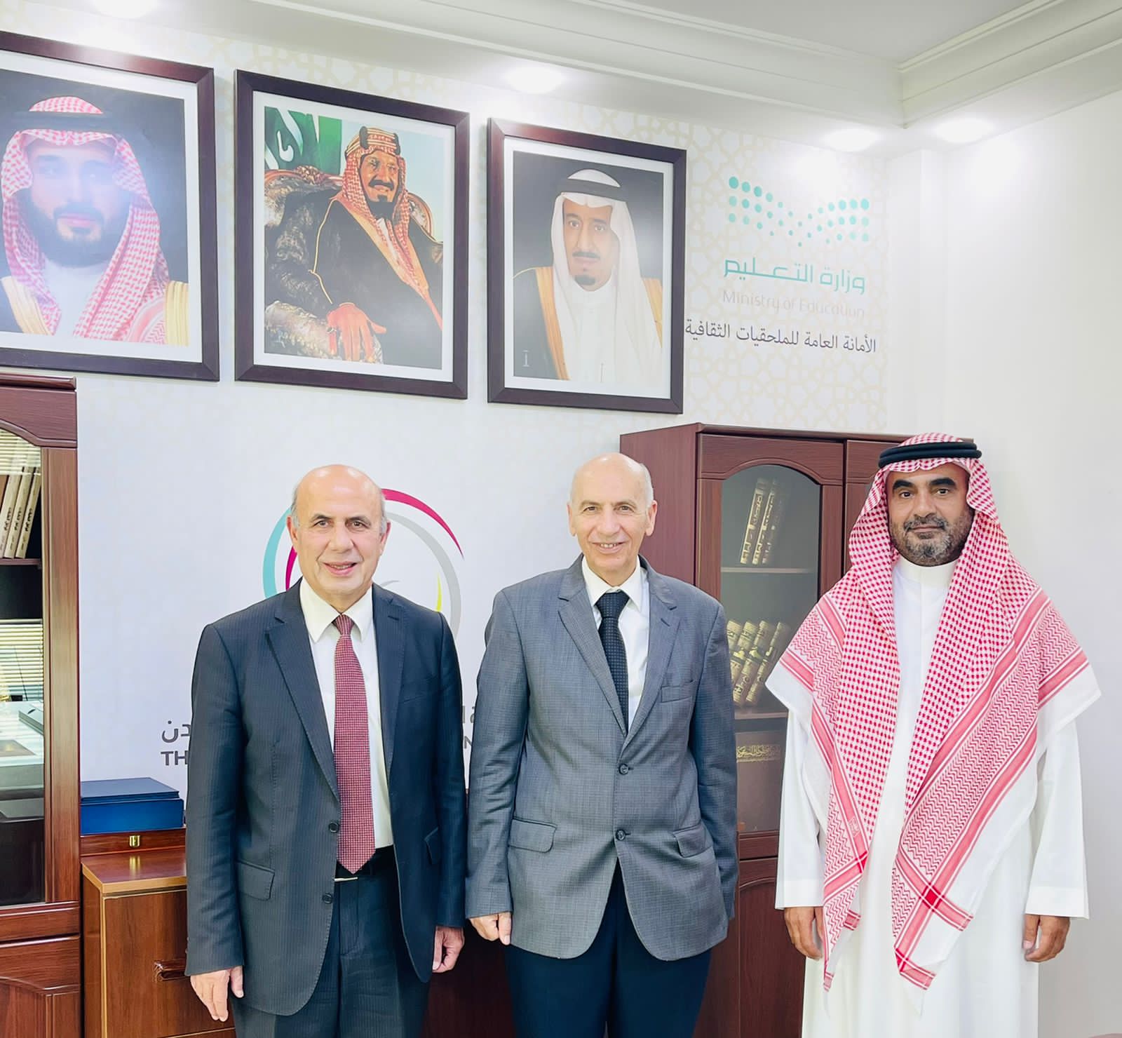 الملحق الثقافي السعودي لدى الأردن الدكتور عيسى الرميح يلتقي رئيس أمناء جامعة فيلادلفيا عطوفة الأستاذ الدكتور عبدالله الموسى وعطوفة رئيس جامعة فيلادلفيا الأستاذ الدكتور معتز الشيخ سالم