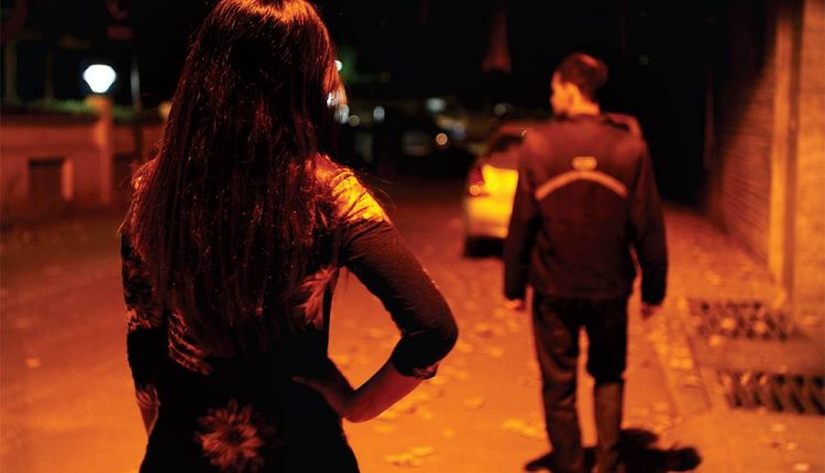 هكذا استدرجت عصابة نسائية شاباً ثم قُمن بشلّ حركته وهتك عرضه وتصويره في دبي  ..  "تفاصيل"