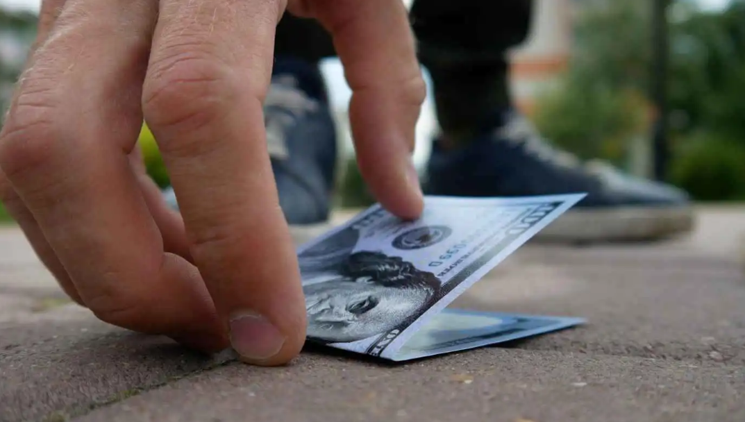 حلم العثور على المال للأعزب وعلاقته بالارتباط