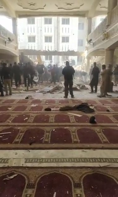 بالفيديو ..  مقتل نحو 56 شخصا وإصابة العشرات بانفجار داخل مسجد في باكستان