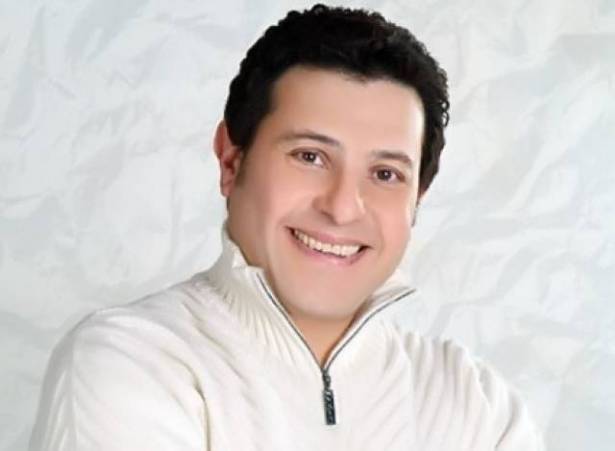 تفاصيل الازمة الصحية لهاني شاكر وهذه اول صورة له  من داخل المستشفى