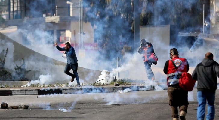 مواجهات بين الفلسطينيين وقوات الاحتلال في رام الله والخليل في أول أيام العيد