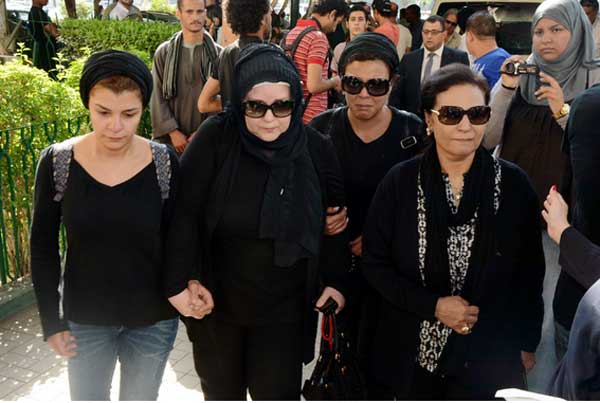 بالصور  ..  نجوم الفن يشيعون المخرج مدحت السباعي 