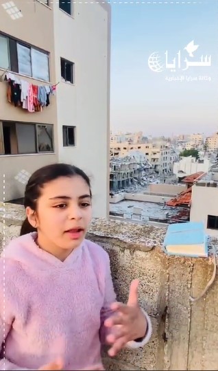 طفلة من غزة تقرأ 5 أجزاء يوميًا من القرآن الكريم ..  وتعلّق: "ما أقرأه التمسه في الحرب" - (فيديو)