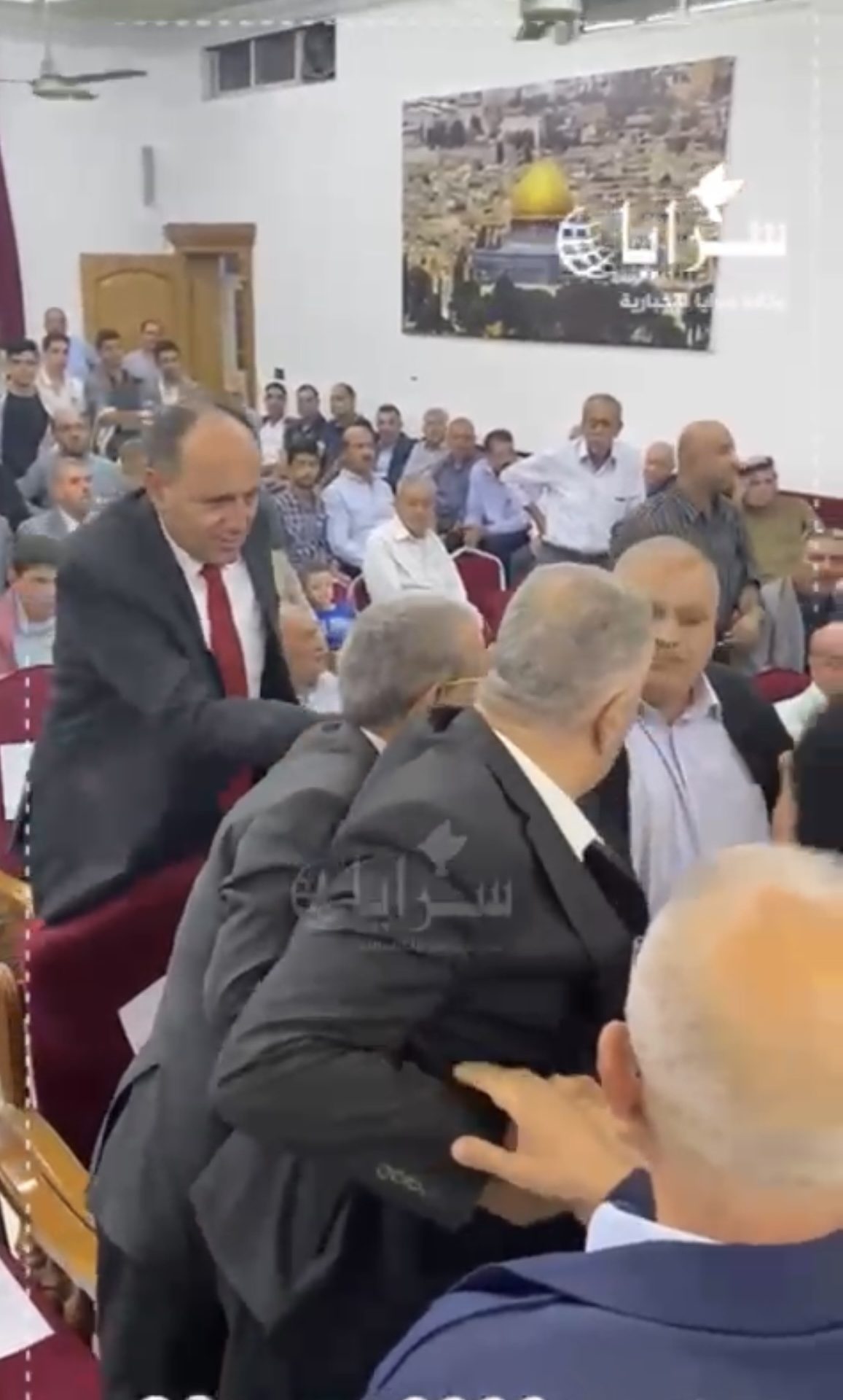 بالفيديو : مناوشات بين نواب ورئيس بلدية إربد خلال مهرجان تضامني لدعم غـزة 