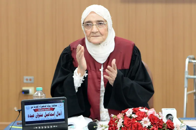 قصة مصرية ألهمت الملايين ..  كيف نالت آمال إسماعيل الدكتوراه في الـ83؟
