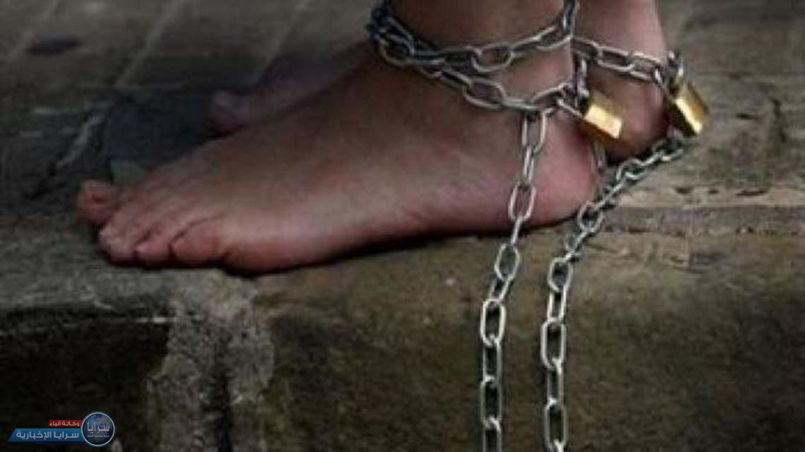 فيديو هز مصر ..  أب بلا رحمة يقيد ابنه بسلاسل حديدية!