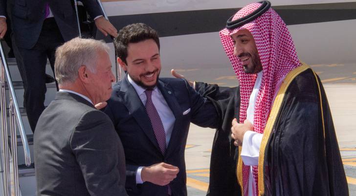 جلالة الملك يصل الرياض ويستقبله ولي العهد السعودي الأمير محمد بن سلمان
