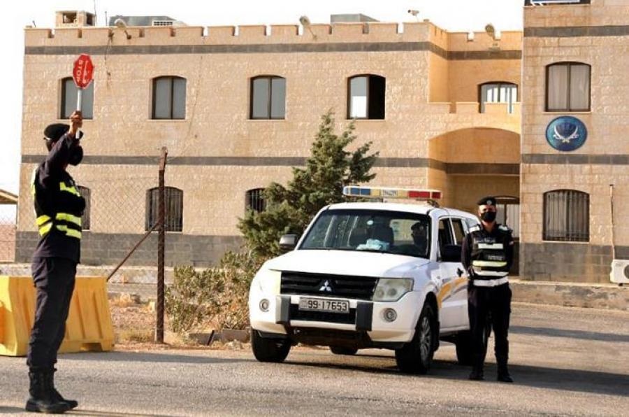 ضبط حدث (17 عام) يقود مركبة على طريق المطار