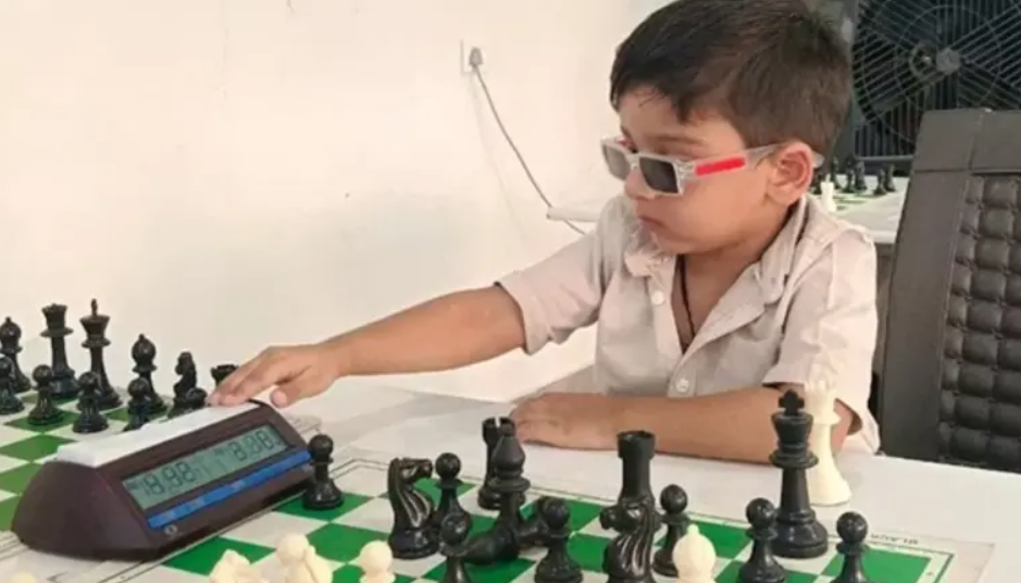 هندي يبلغ 3 سنوات يصبح أصغر مصنف في تاريخ الشطرنج