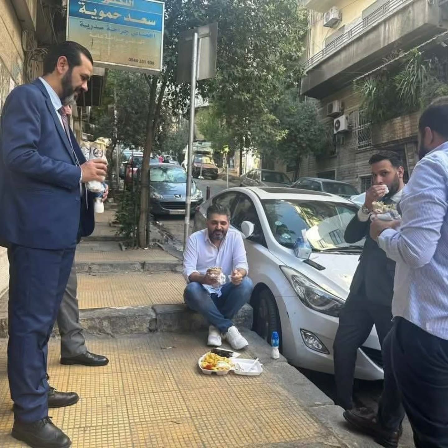 "مشهد عفوي يلفت الأنظار" ..  وزير الثقافة السـوري يأكل الشاورما على الرصيف في شوارع دمشق 