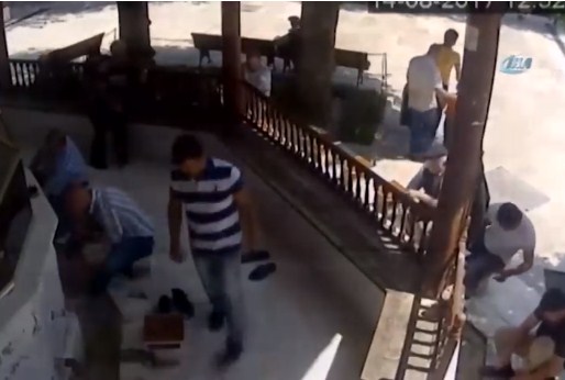 بالفيديو  ..  "جريمة بشعة" : شاب  يقتل شقيق زوجته و هو يتوضىء داخل المسجد في تركيا