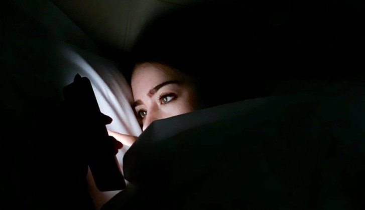 تصفح الهاتف قبل النوم قد يعطّل محور الأمعاء والدماغ