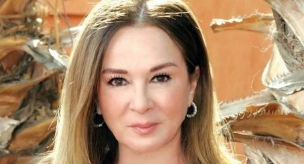 بالصور ..  نجلاء فتحي تغيب عن عزاء زوجها حمدي قنديل 