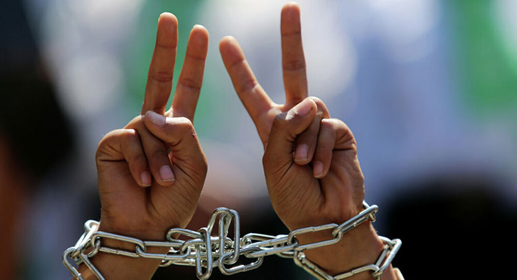 فروانة: 4300 أسير فلسطيني يقبعون في سجون الاحتلال الإسرائيلي