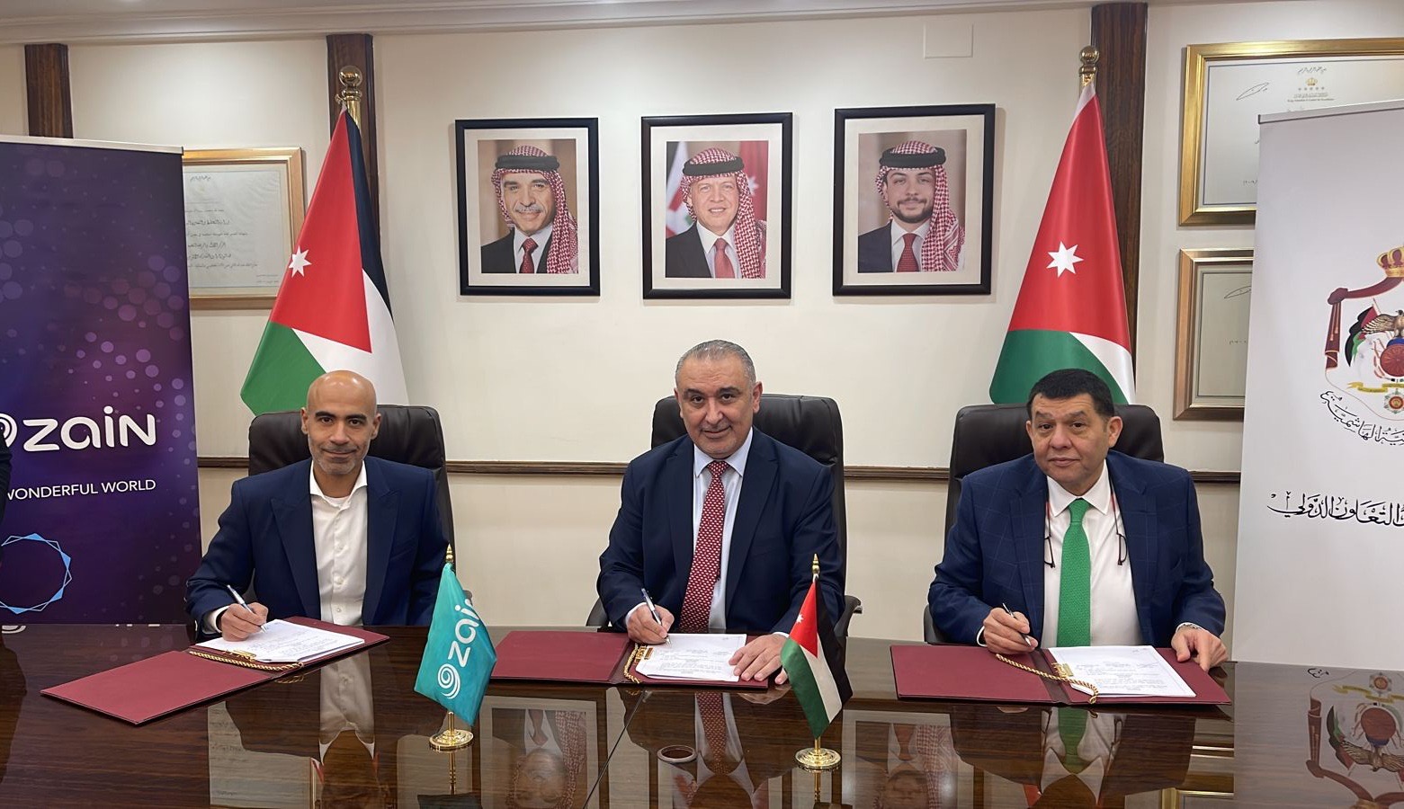 وزارة التخطيط والتعاون الدولي توقع اتفاقية لإنشاء 4مراكز اتصال جديدة مع شركة زين
