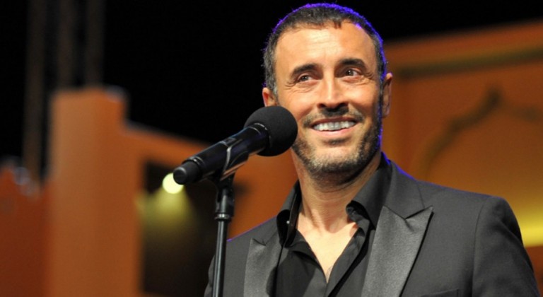 بالصور  ..  القيصر كاظم الساهر يبث الرومانسية من أخفض بقاع الأرض‎