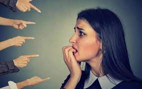 أكره خطيبي ولا أرغب بالزواج ..  فكيف أتصرف؟