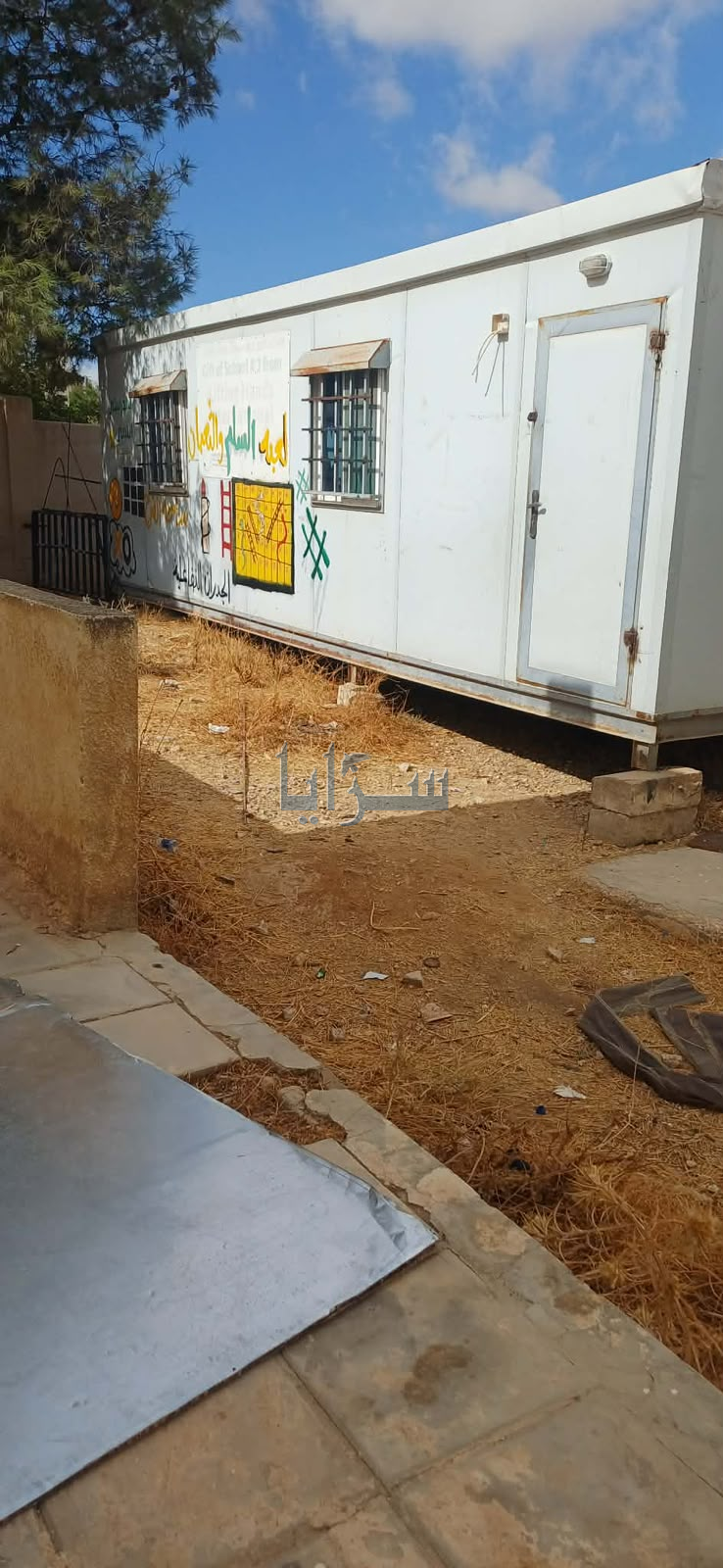 صورة صادمة من ثغرة الجب ..  هل تحوّل الكرفان إلى غرفة صفية لطلبة المدرسة الثانوية؟ - وزارة التربية ترد عبر سرايا