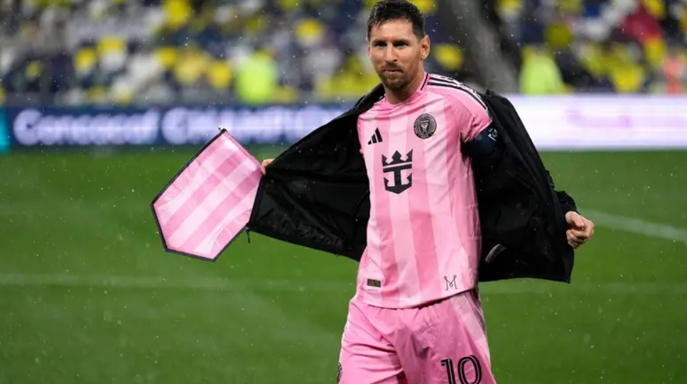 حالة نادرة ..  ميسي يخوض المباريات في ملعب يضم مدرجاً باسمه