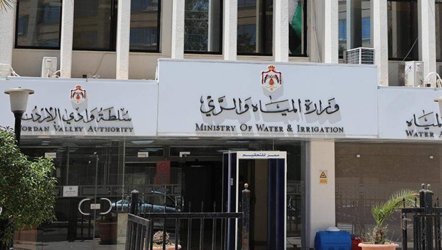 بالوثائق ..  وزارة المياه تمنح مستثمر رخصة بئر سياحي رغم رفض رئيس الوزراء