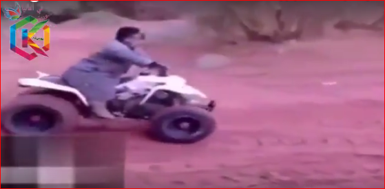 بالفيديو ..  شاب يتعرض لموقف محرج أثناء قيادته "بيتش باجي"