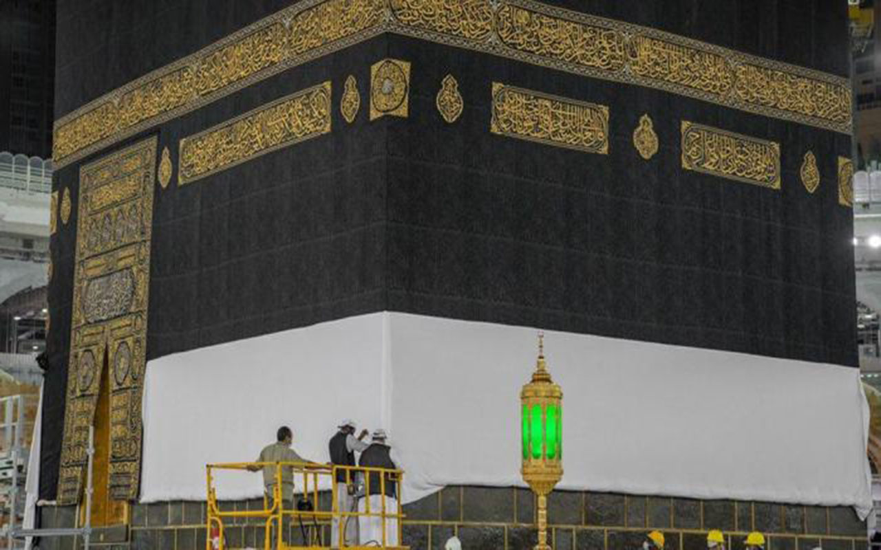 "إحرام الكعبة" ..  لماذا ترفع كسوتها 3 أمتار خلال موسم الحج؟