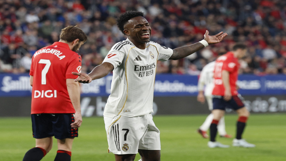 أوساسونا يهزم ريال مدريد ويمنح برشلونة فرصة العودة إلى صدارة الدوري الإسباني