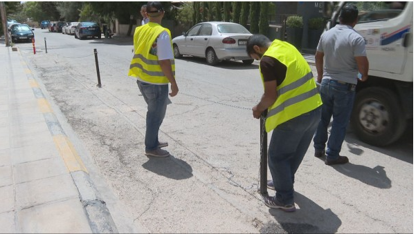  إزالة أكثر من 1,450 حاجزا إسمنتيا و10,400 عائق لتحسين البيئة المرورية في عمّان