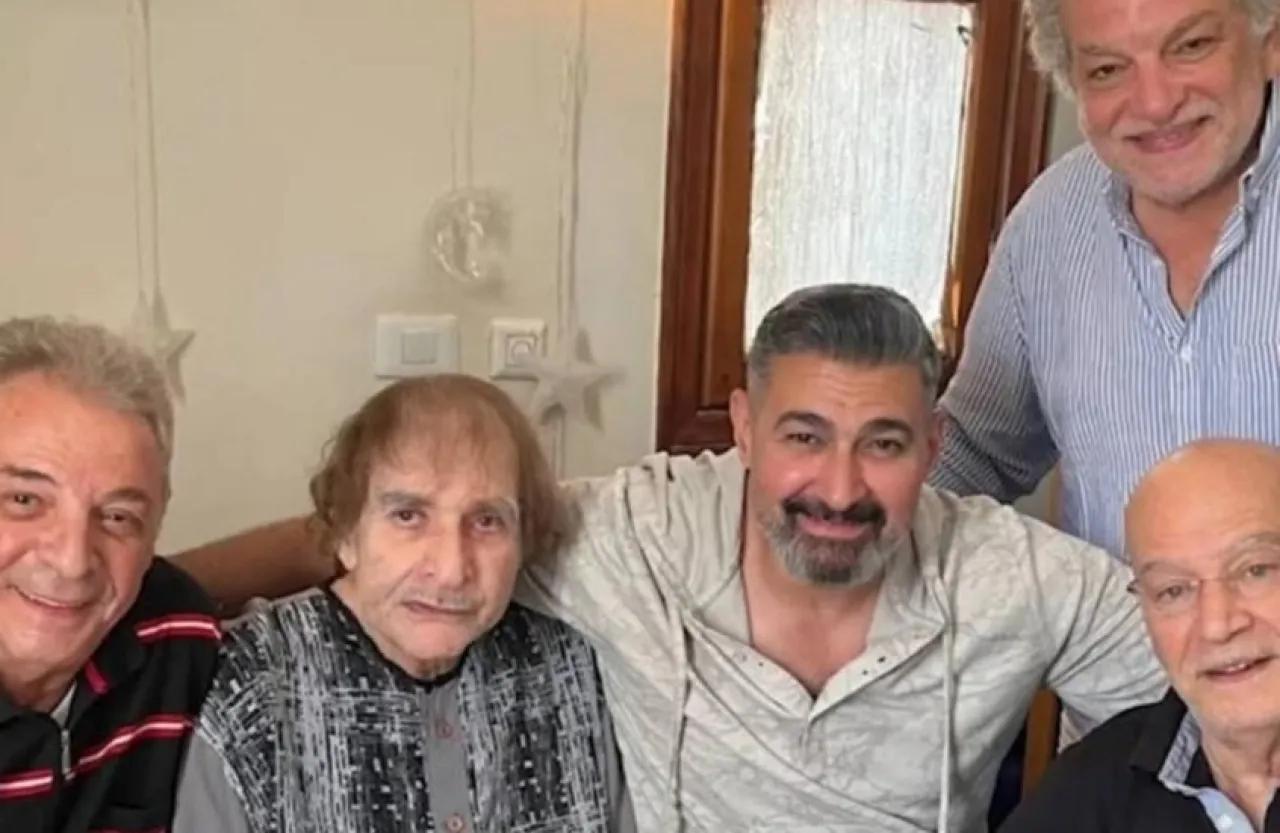 نجوم الفن يزورون الفنان محيي إسماعيل